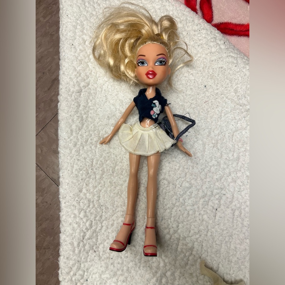Bratz Funk Out Chloe Y2K Doll - Picture 2 of 4